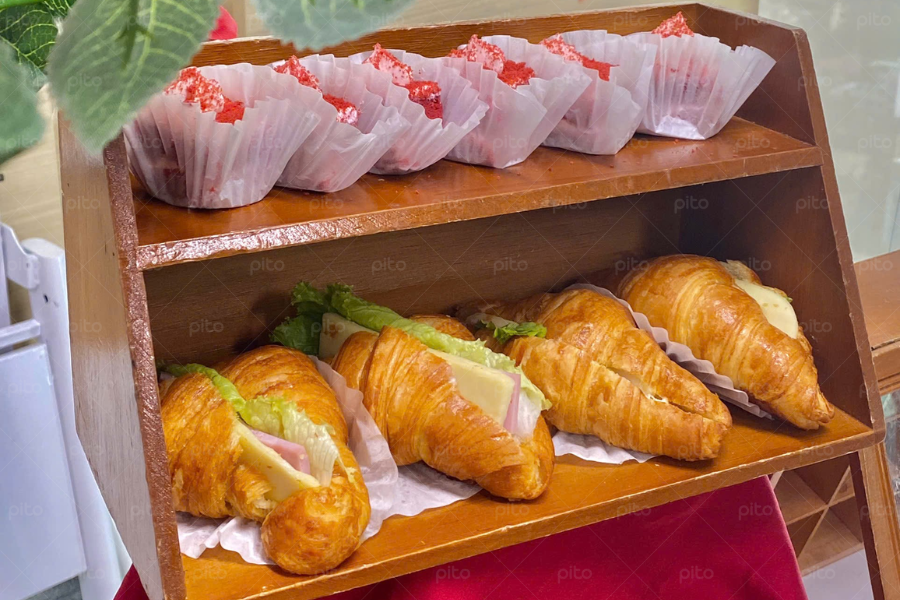 Tiệc Tea Break  Decor Kệ Gỗ Và Hoa Đỏ 4