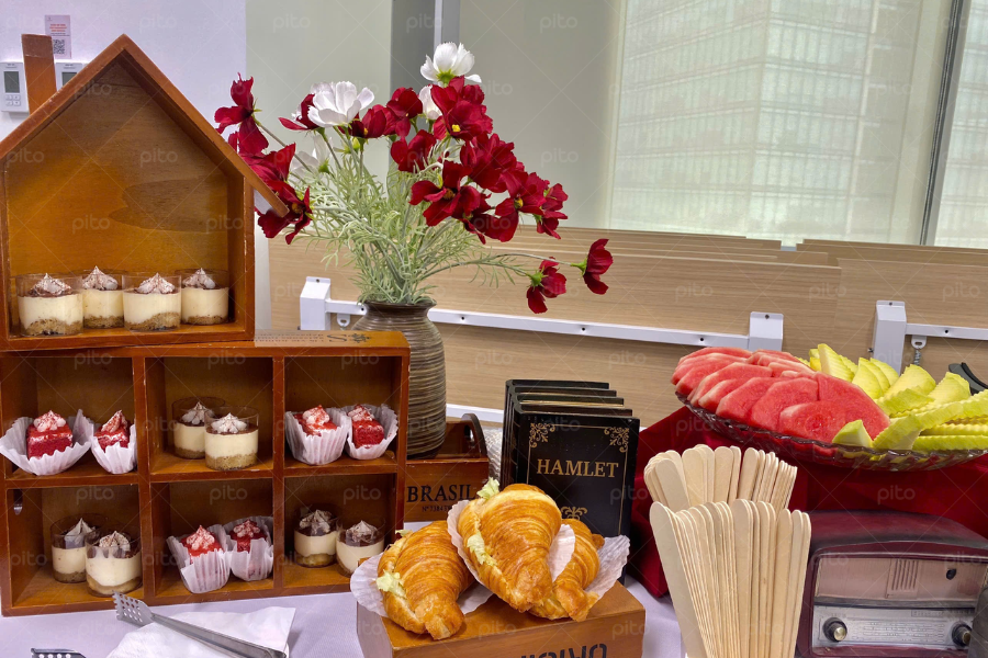 Tiệc Tea Break  Decor Kệ Gỗ Và Hoa Đỏ 3