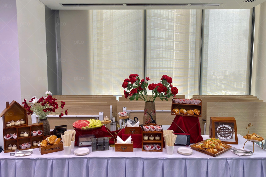 Tiệc Tea Break  Decor Kệ Gỗ Và Hoa Đỏ