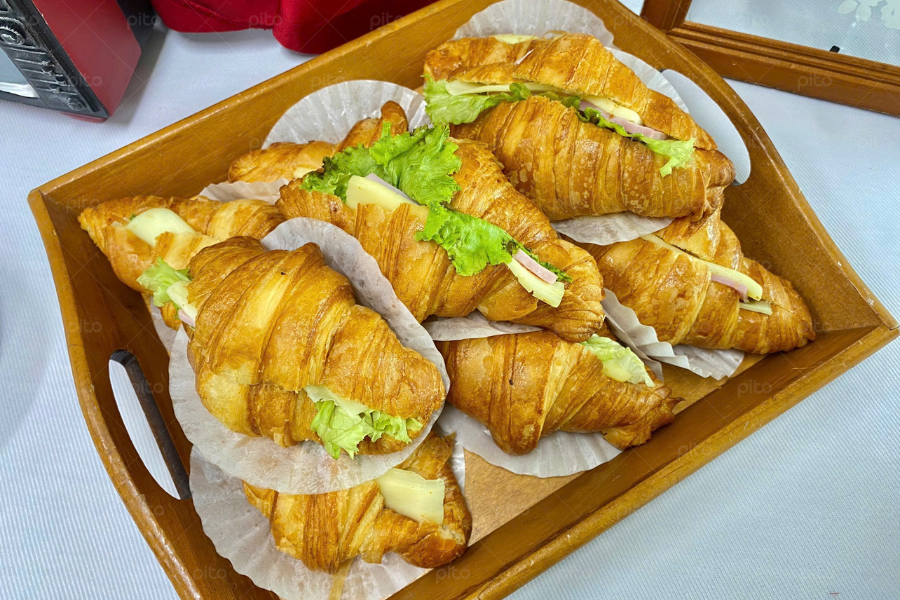 Tiệc Tea Break  Decor Kệ Gỗ Và Hoa Đỏ 5