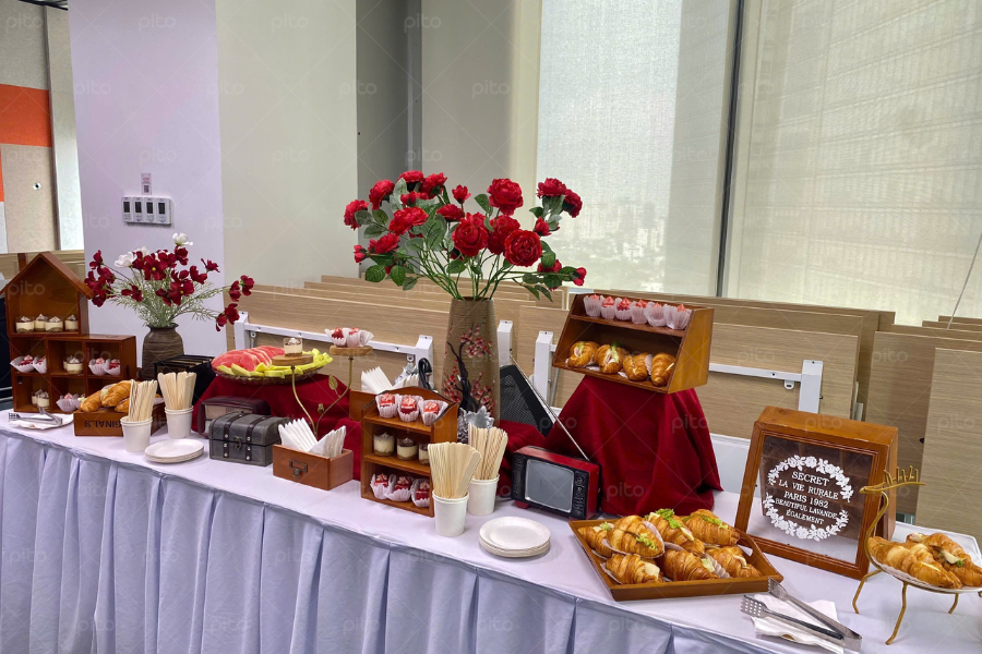 Tiệc Tea Break  Decor Kệ Gỗ Và Hoa Đỏ 2
