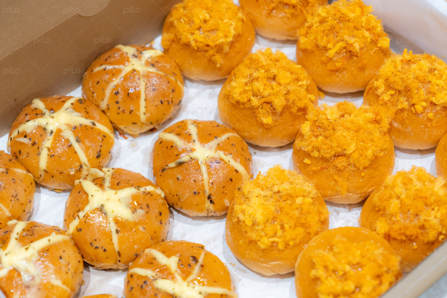 Box bánh mì bơ tỏi và bánh mì chà bông 2