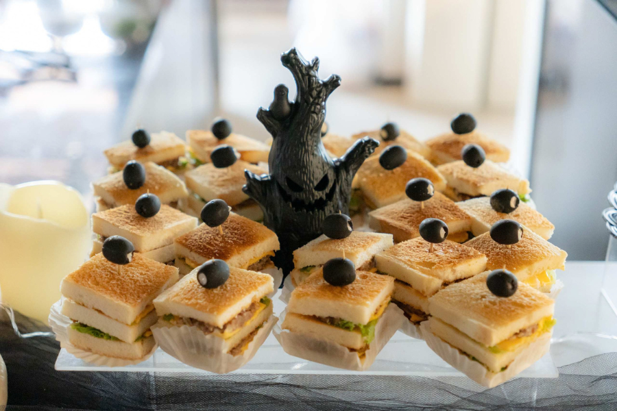 Tiệc Tea Break Đen Tối Và Ống Tiêm Máu Me 5